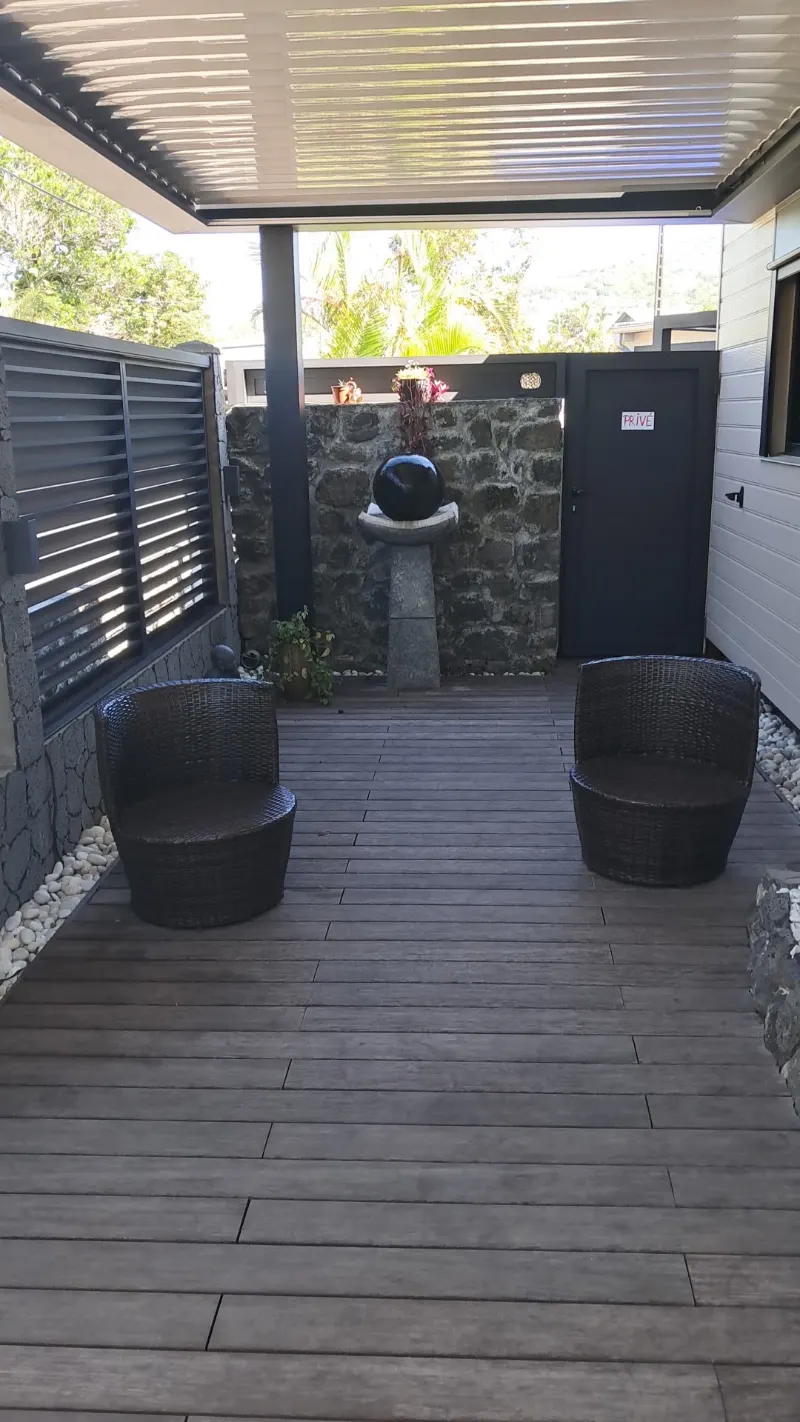 La terrasse de l'institut, sa fontaine et ses palmiers