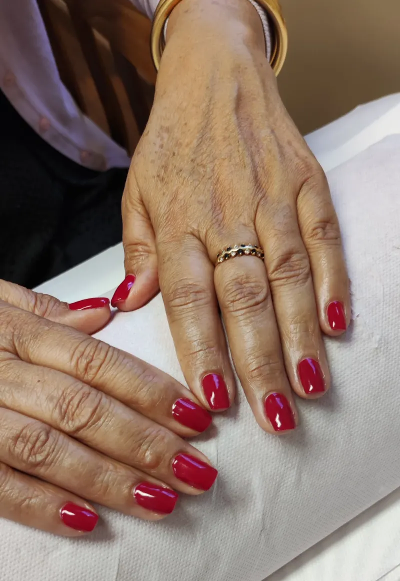 Une pose framboise sur des ongles courts