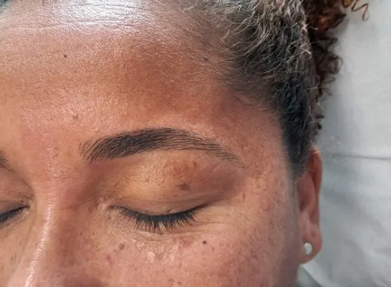 Le sourcil de la même cliente après l'épilation