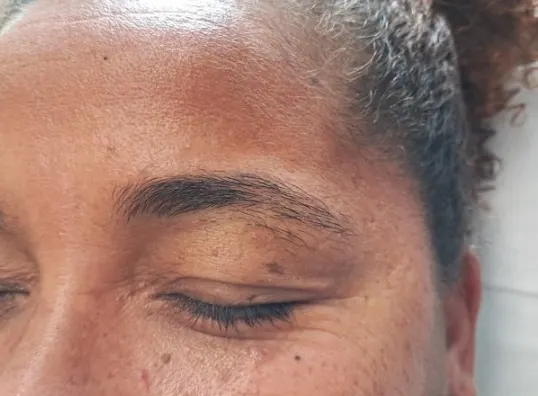 Le sourcil d'une cliente avant l'épilation
